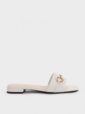 Charles & Keith Metallic Bar Badelatschen Sandals Weiß | EHKZ72819